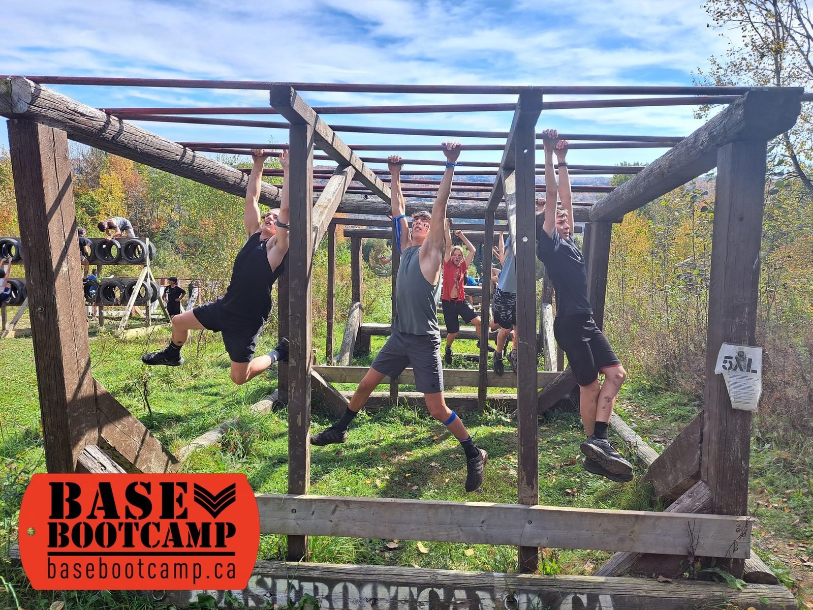 Groupe d'enfants sur un obstacle